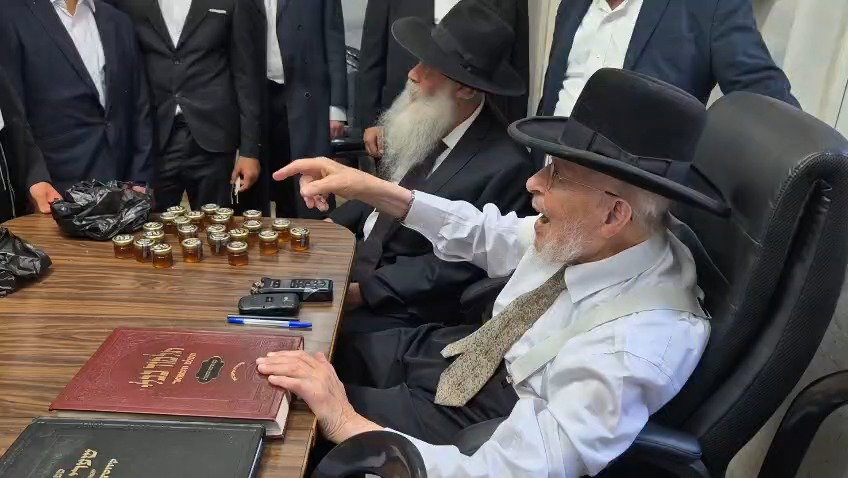 הגאון רבי יצחק אזרחי בשירה עם הבחורים