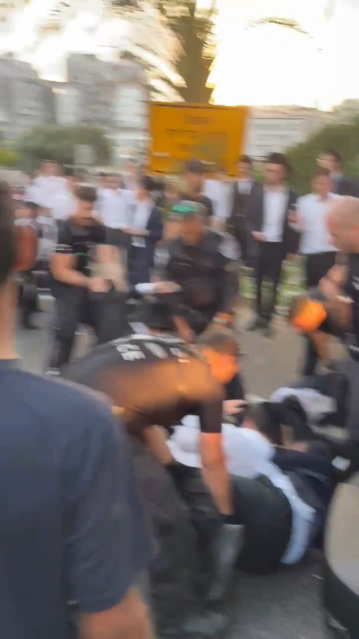 קצין תוקף מפגין