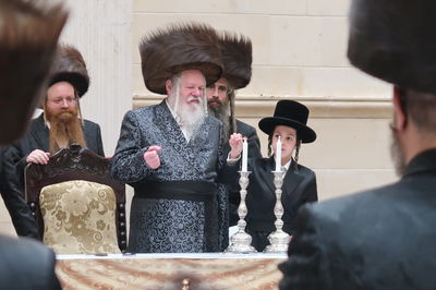 מהדלקת הנרות ועד לריקוד נלהב: כך חגגו בפרמישלאן שמחת בר המצווה לנכד האדמו"ר