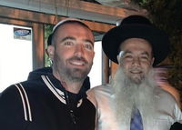 "הרב יגאל, אני נותן 50 אלף לסלי מזון לאברכים": עומר אדם בתרומת ענק לקראת החג | צפו