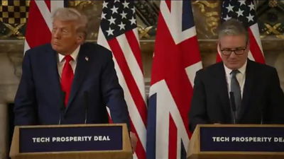 טראמפ ליד סטארמר במסיבת העיתונאים