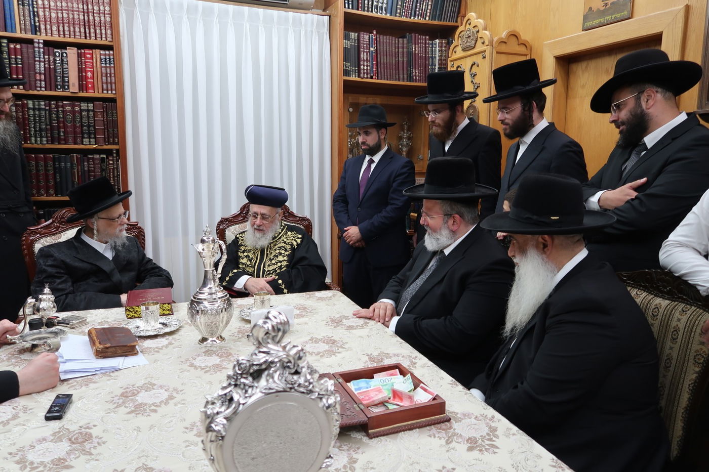 הראשל"צ הגר"י יוסף בביקור אצל האדמו"ר מסערט ויז'ניץ