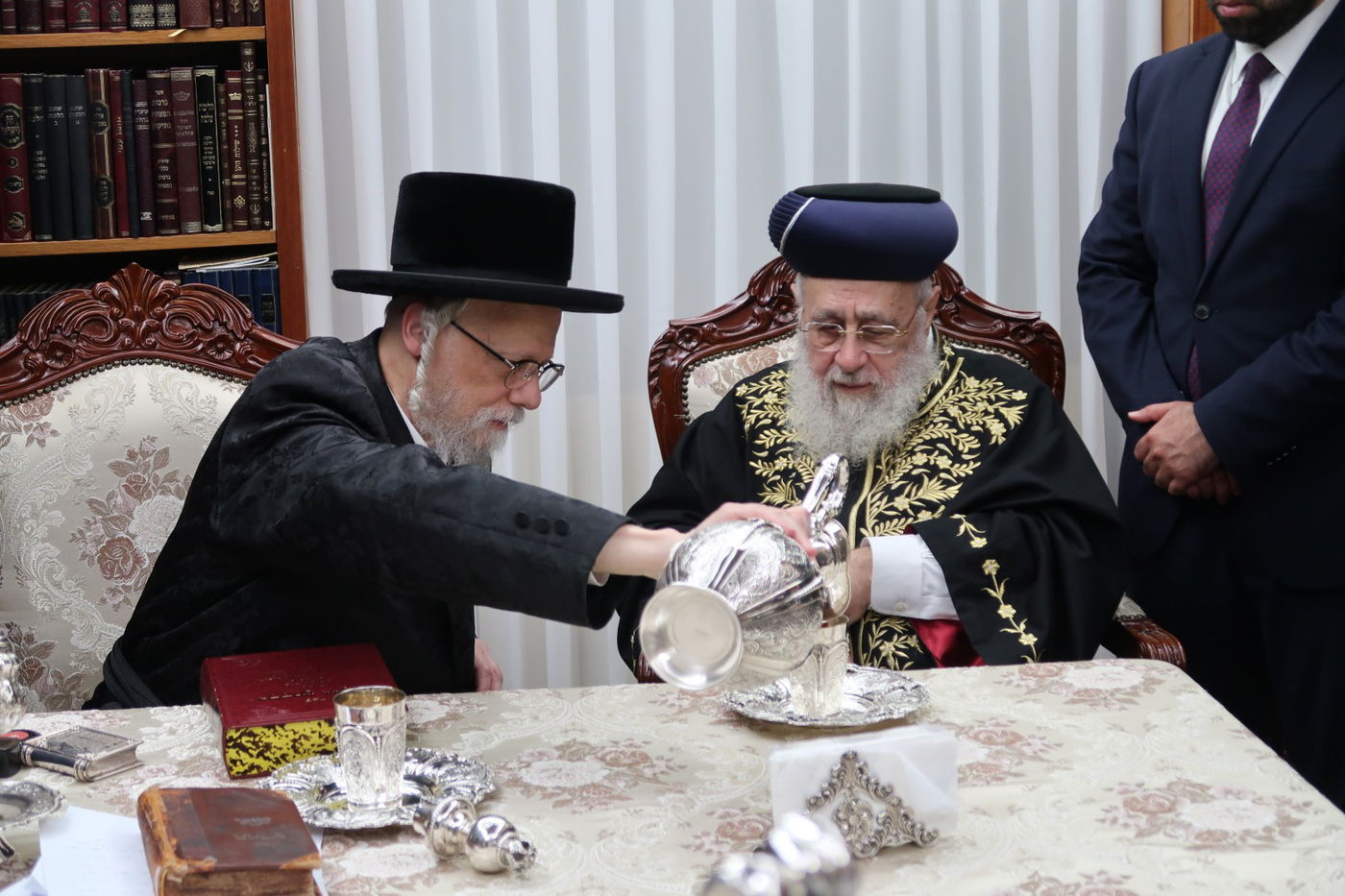 הראשל"צ הגר"י יוסף בביקור אצל האדמו"ר מסערט ויז'ניץ