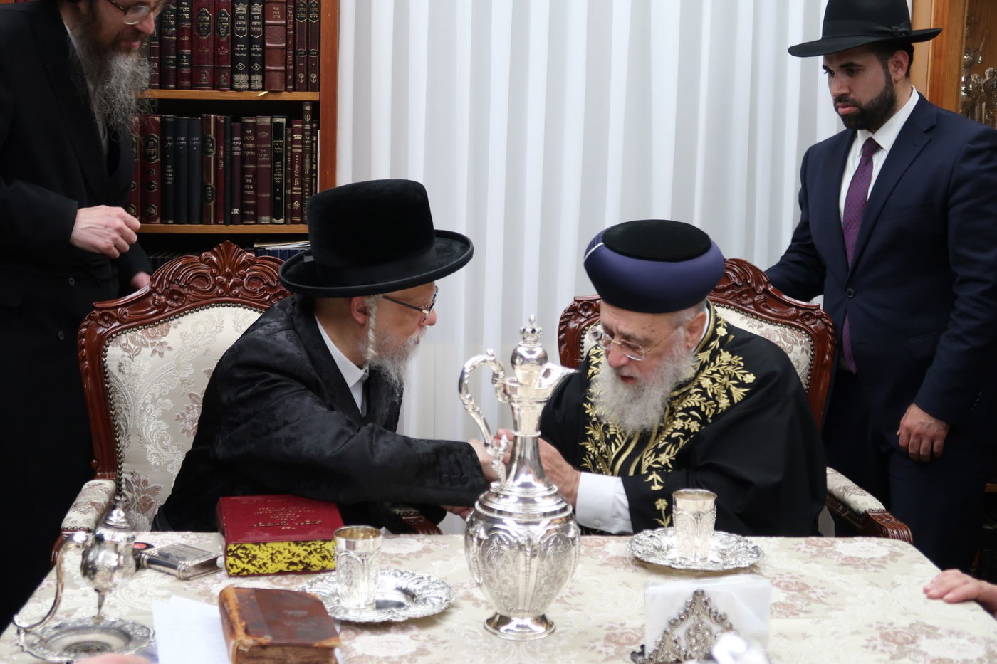 הראשל"צ הגר"י יוסף בביקור אצל האדמו"ר מסערט ויז'ניץ