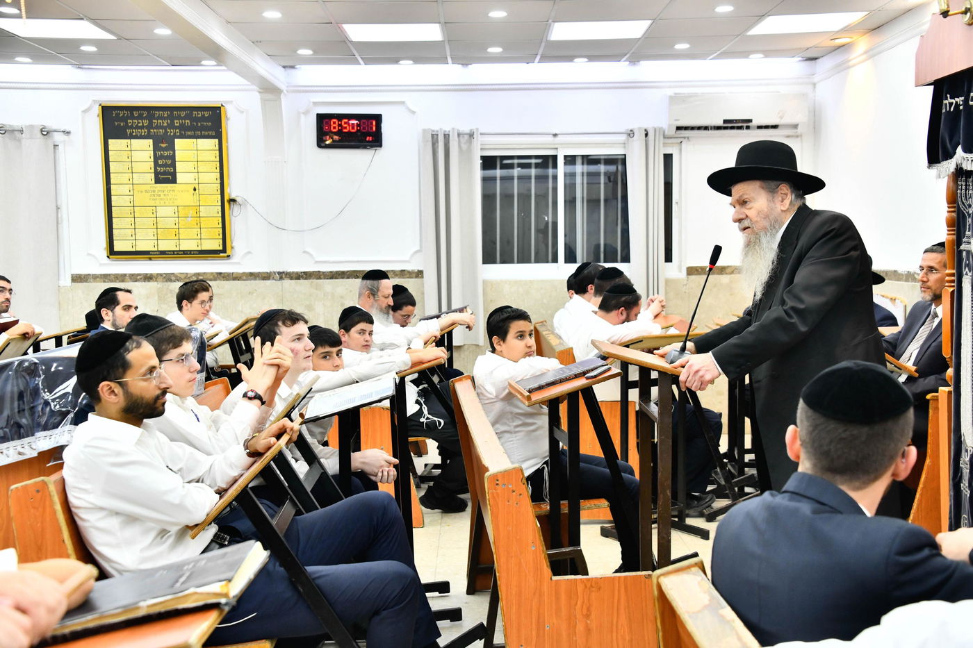 הגרמ"ש אדלשטיין בשיחה בשיח יצחק