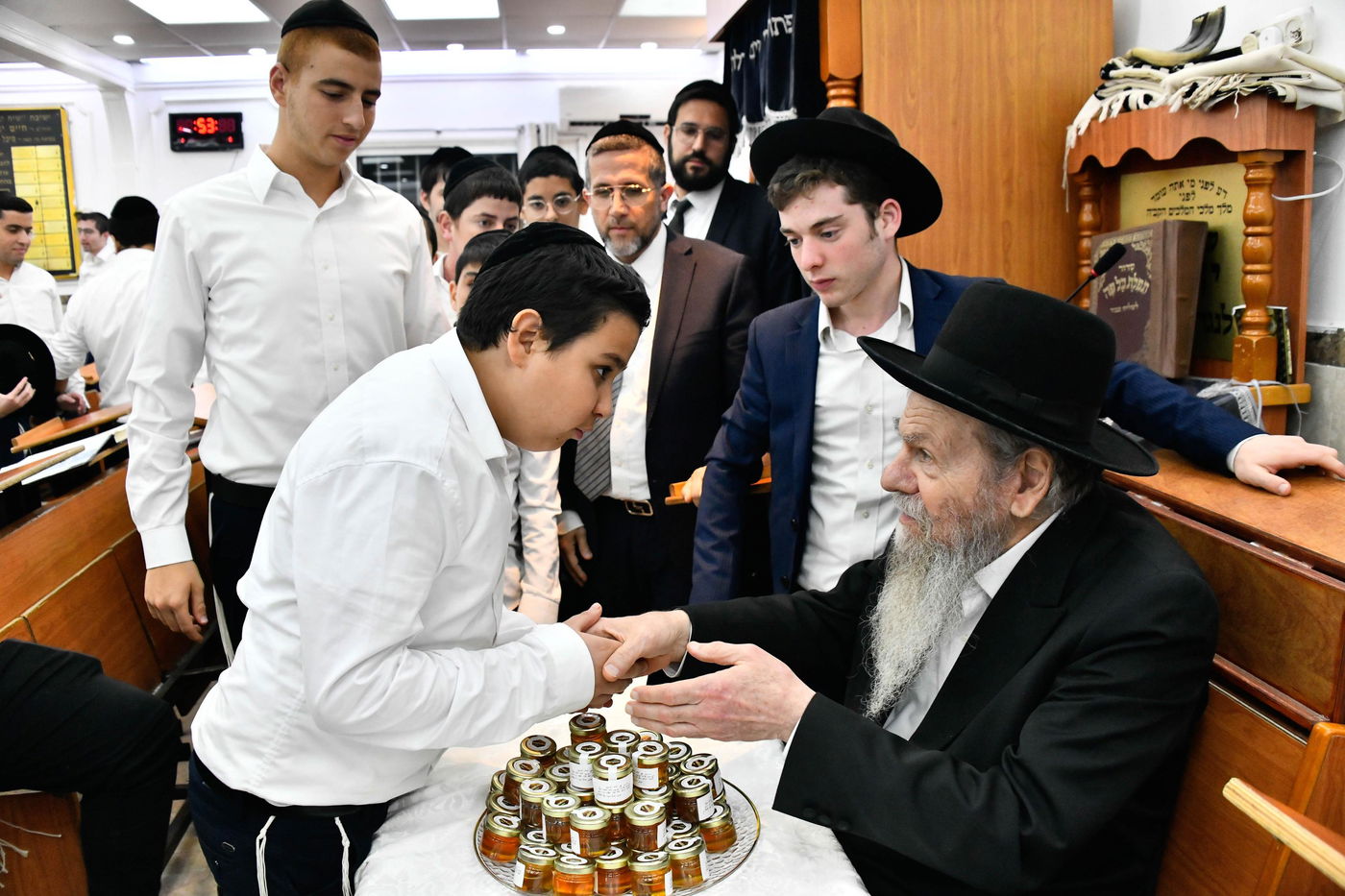 הגרמ"ש אדלשטיין בשיחה בשיח יצחק