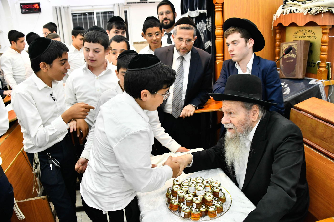 הגרמ"ש אדלשטיין בשיחה בשיח יצחק