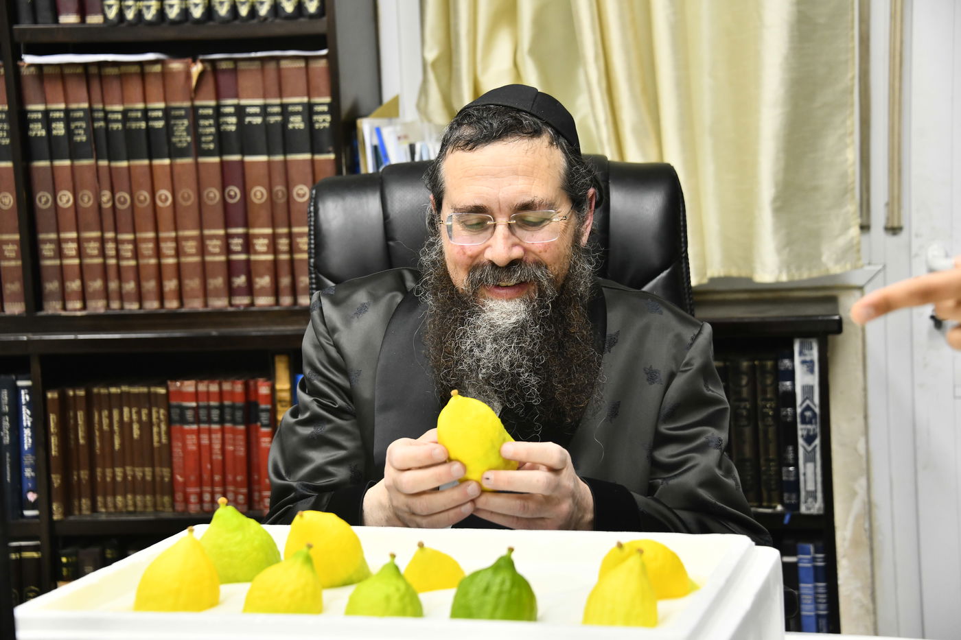 הגאון רבי אליעזר יהודה פינקל בבדיקת אתרוג