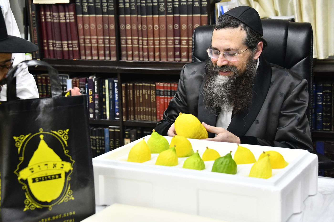 הגאון רבי אליעזר יהודה פינקל בבדיקת אתרוג