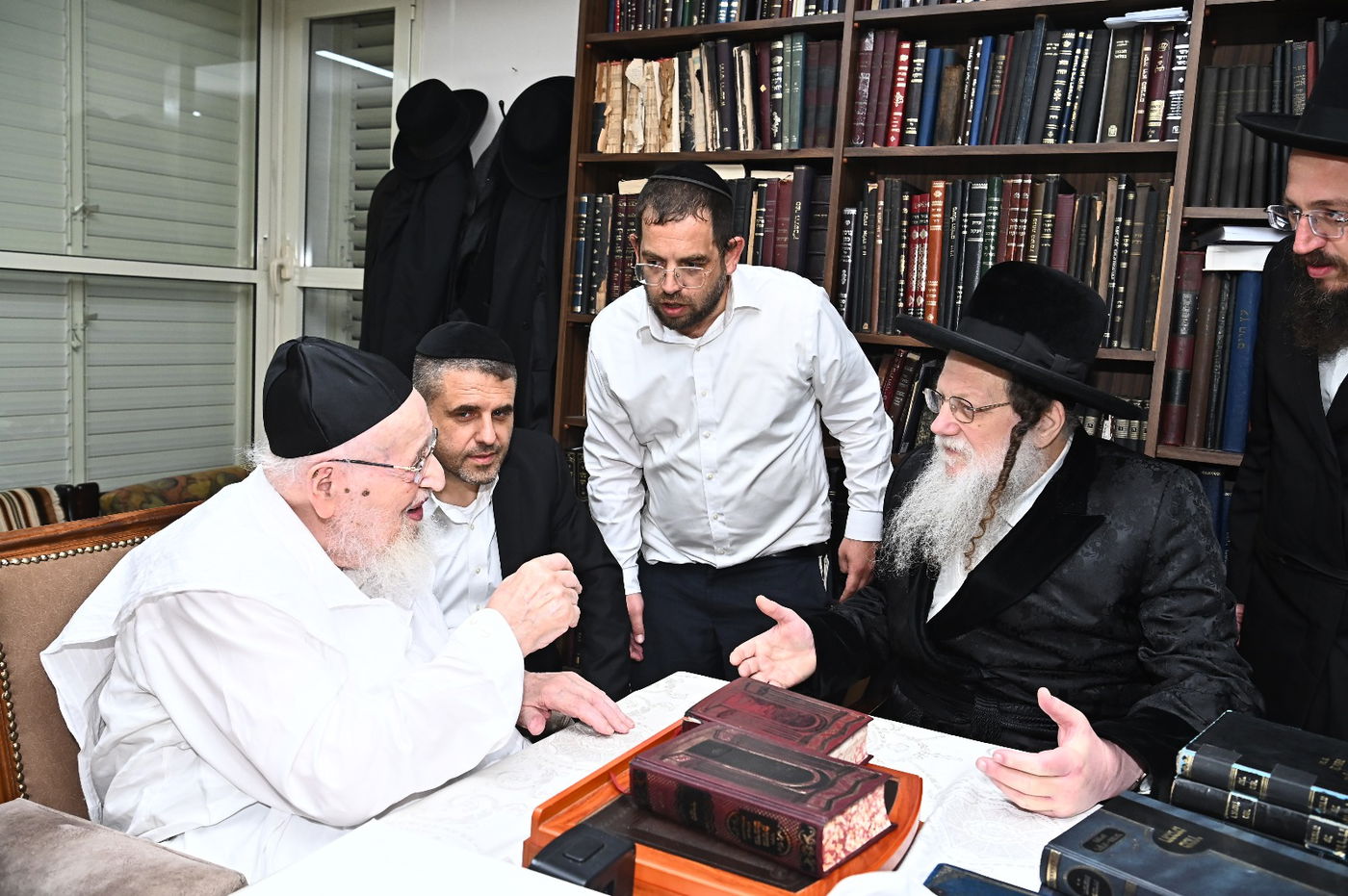 האדמו"ר ממודז'יץ בביקור אצל הגרמ"צ ברגמן