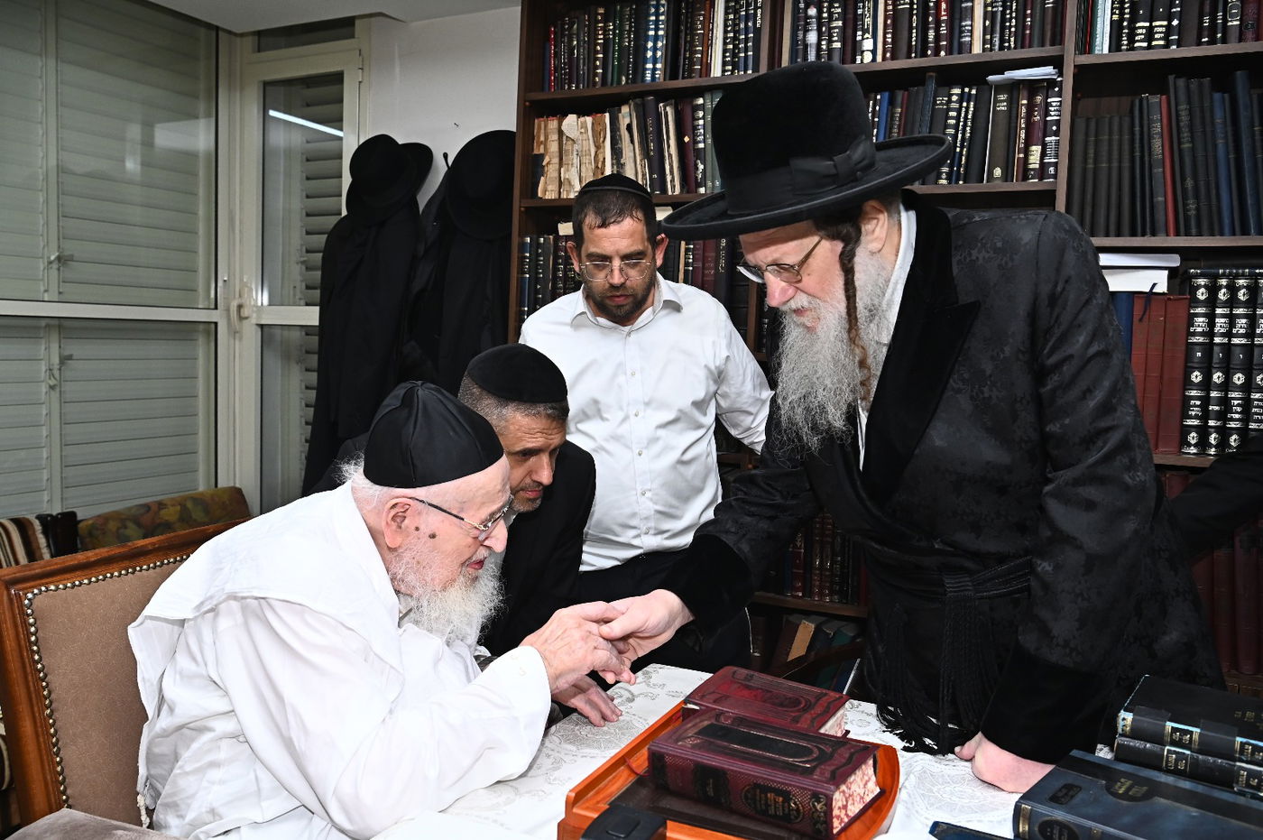 האדמו"ר ממודז'יץ בביקור אצל הגרמ"צ ברגמן