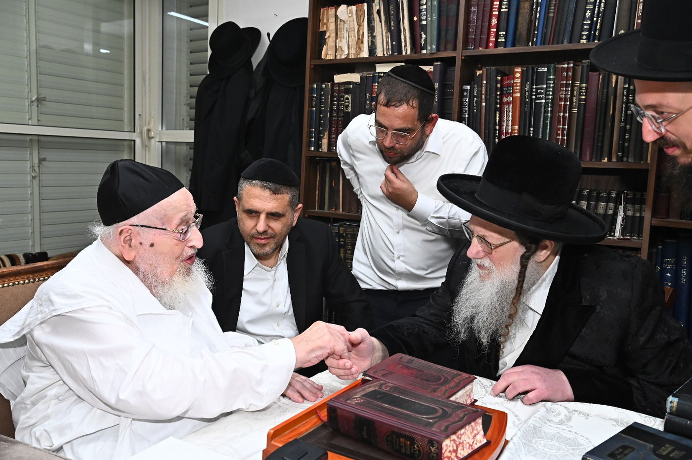 האדמו"ר ממודז'יץ בביקור אצל הגרמ"צ ברגמן