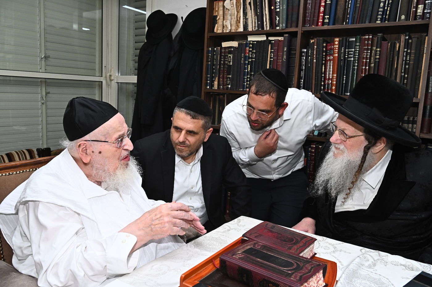 האדמו"ר ממודז'יץ בביקור אצל הגרמ"צ ברגמן