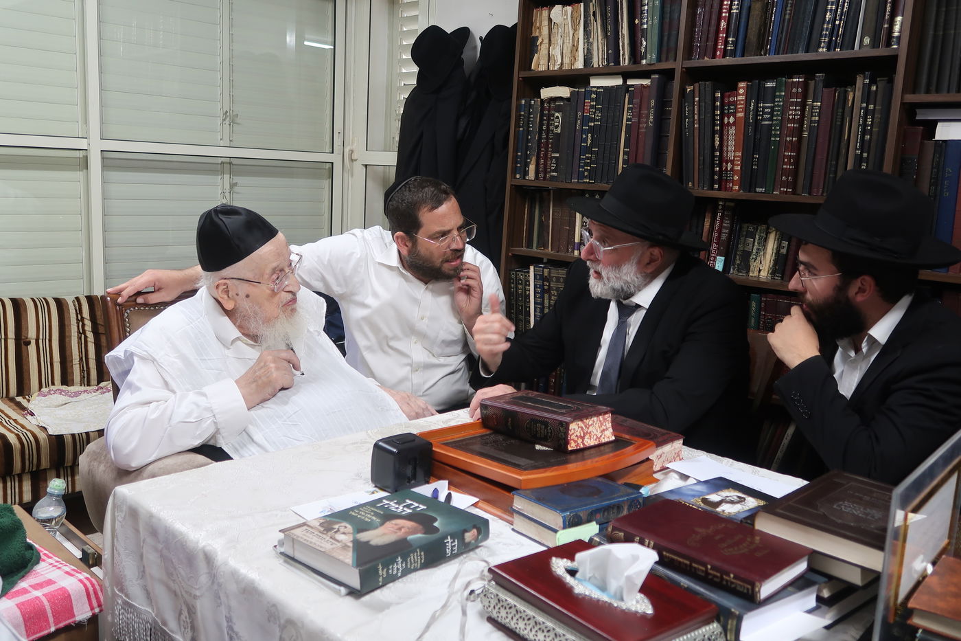  קהילת "אור תורה" דאלאס טקסס בארה"ב בראשות הגר"א פיגנבוים בביקור אצל הגרמ"צ ברגמן