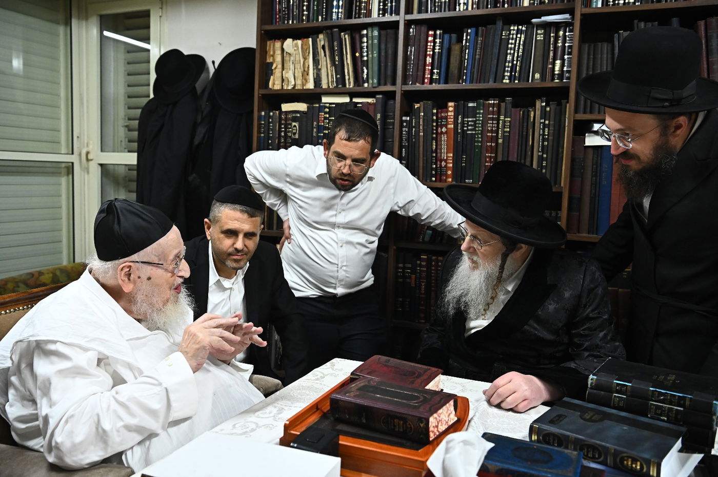 האדמו"ר ממודז'יץ בביקור אצל הגרמ"צ ברגמן