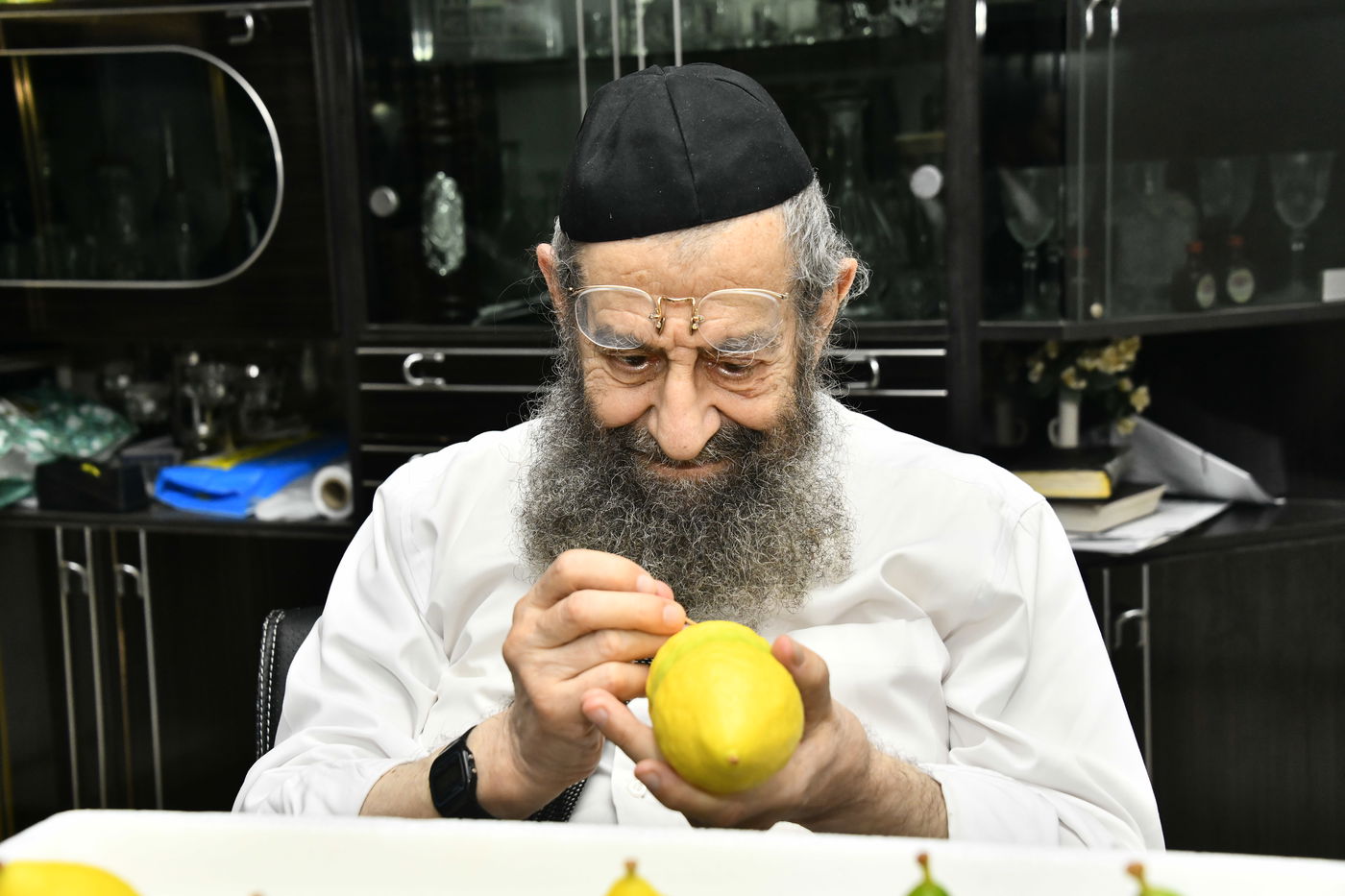 הגאון רבי מסעוד בן שמעון בבדיקת אתרוגים