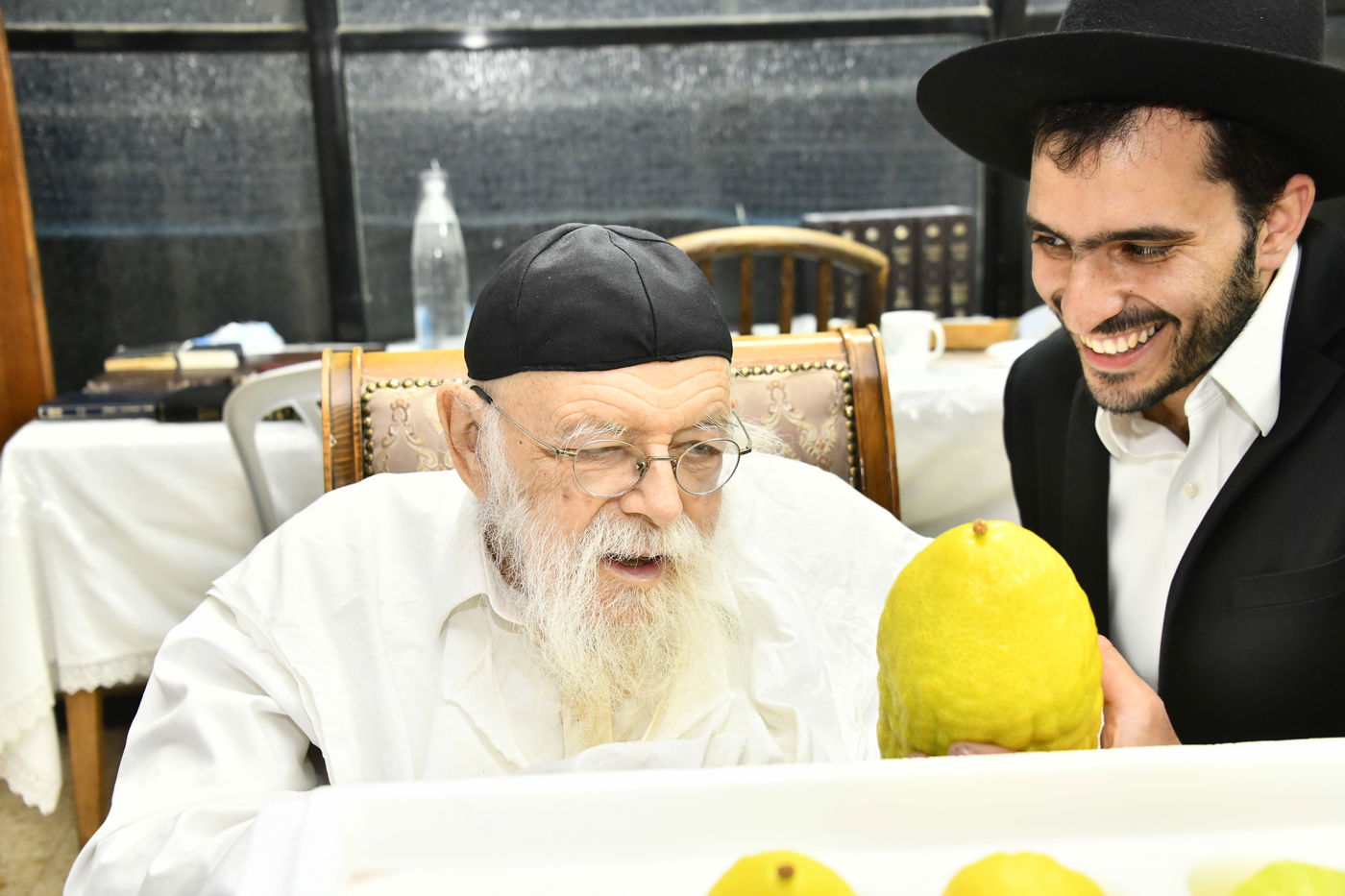 הגאון רבי מאיר גריינמן בודק אתרוג