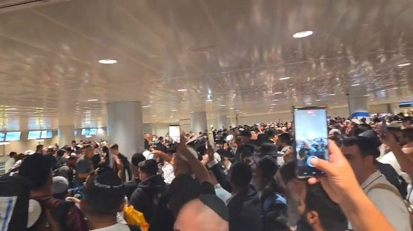 אלפי הטסים באולמות הנוסעים בנתב"ג הערב