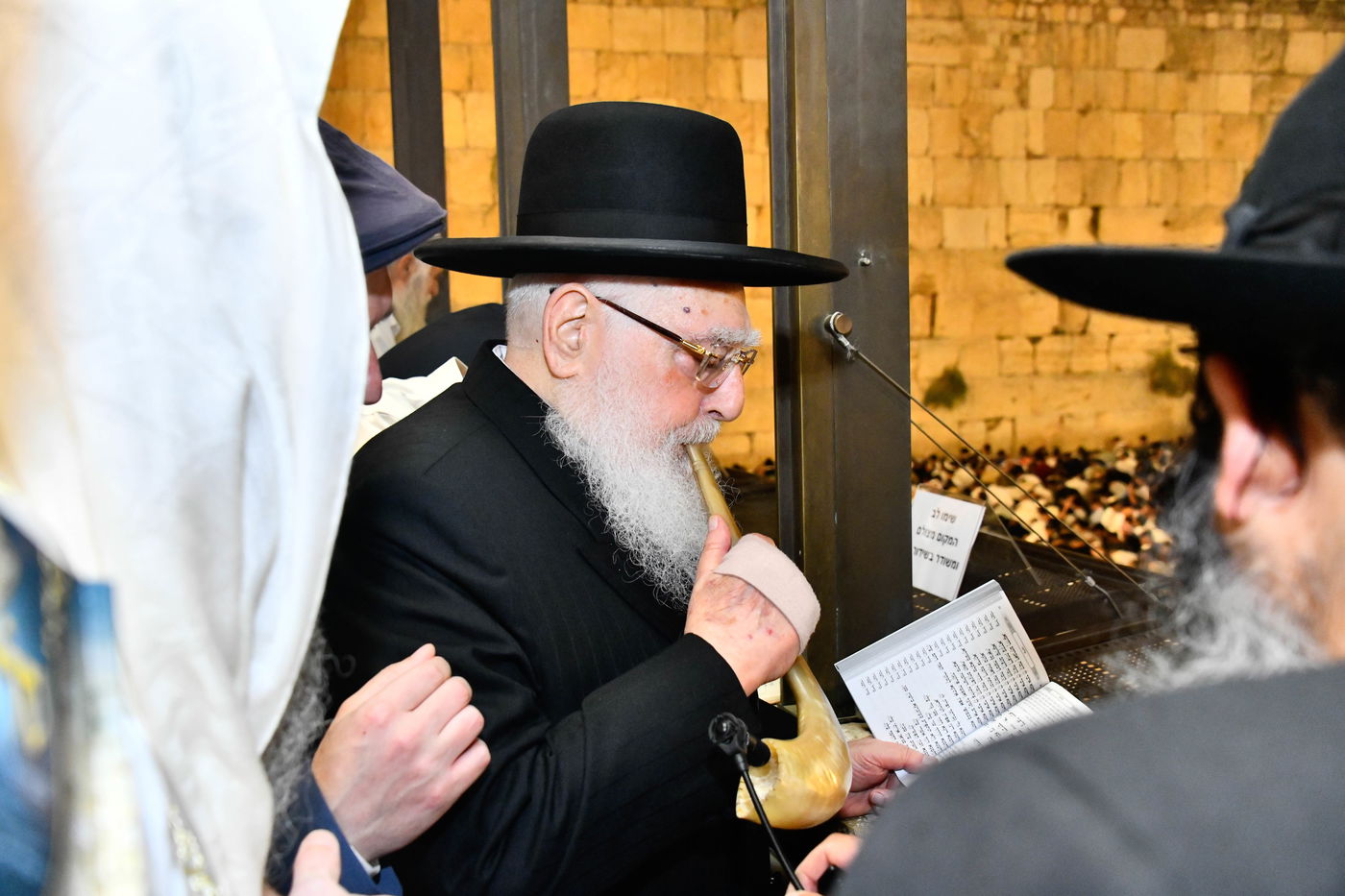 סליחות ליל שישי ברחבת הכותל המערבי