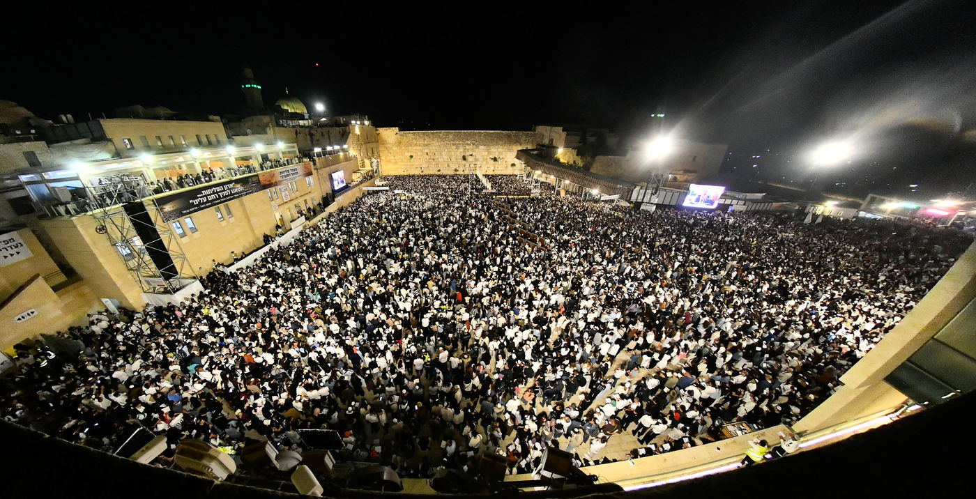 סליחות ליל שישי ברחבת הכותל המערבי