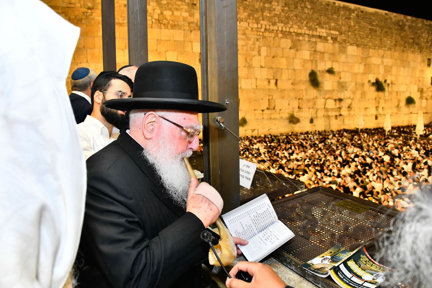 סליחות ליל שישי ברחבת הכותל המערבי