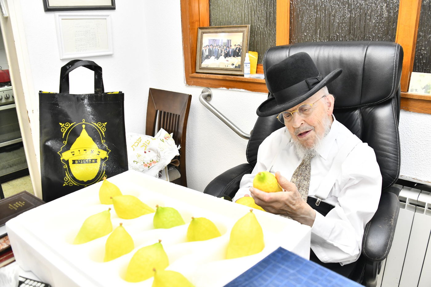 הגאון רבי יצחק אזרחי בבדיקת אתרוגים