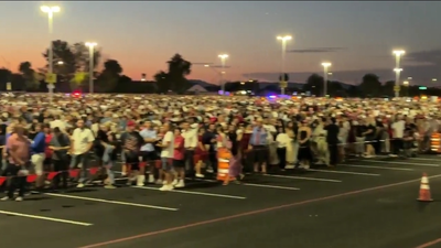 ההמון מתחיל להתקבץ, לפני זמן קצר