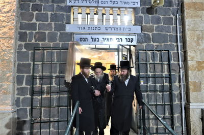 האדמו"ר מערלוי בתפילה ע"י ציון התנא רבי מאיר בעל הנס