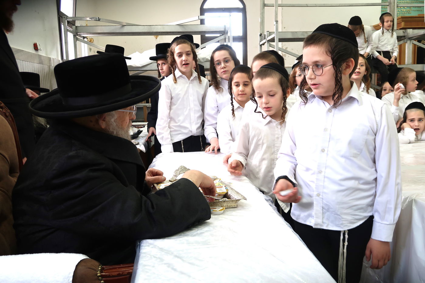 ילדי פינסק קרלין מקבלים דבש מהאדמו"ר