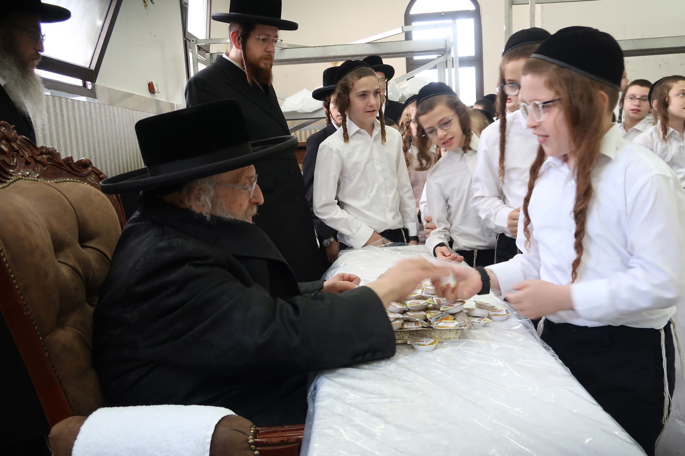 ילדי פינסק קרלין מקבלים דבש מהאדמו"ר