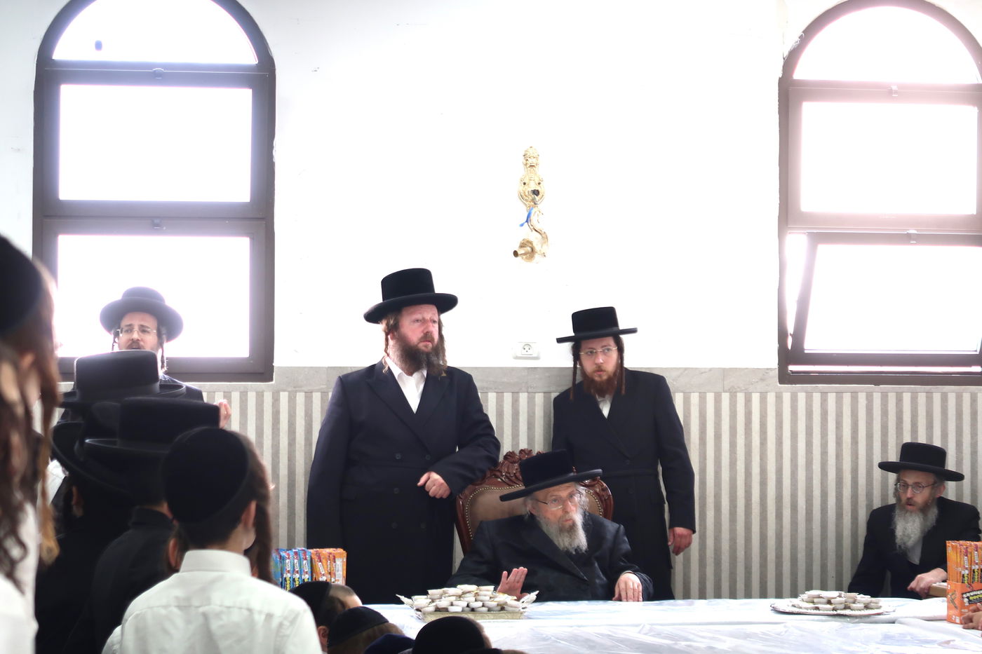 ילדי פינסק קרלין מקבלים דבש מהאדמו"ר