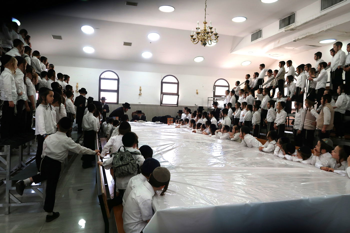 ילדי פינסק קרלין מקבלים דבש מהאדמו"ר