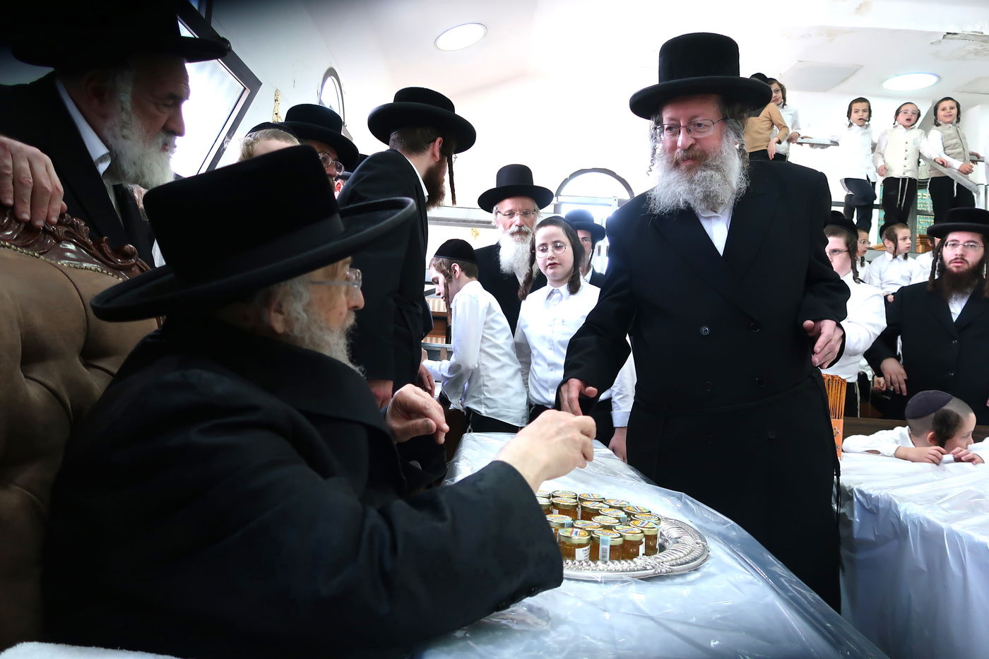 ילדי פינסק קרלין מקבלים דבש מהאדמו"ר