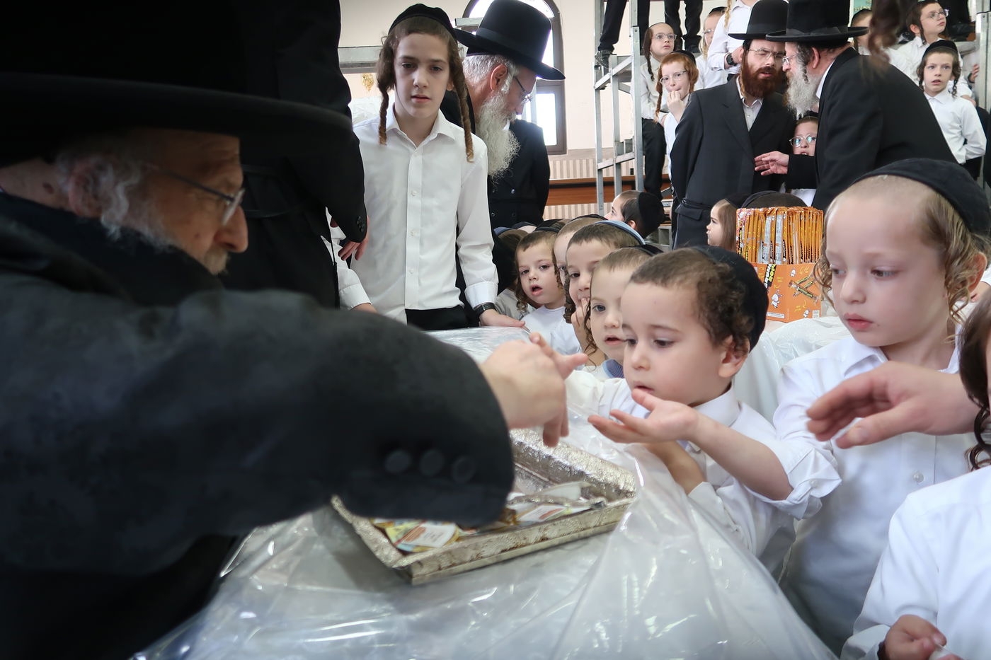 ילדי פינסק קרלין מקבלים דבש מהאדמו"ר