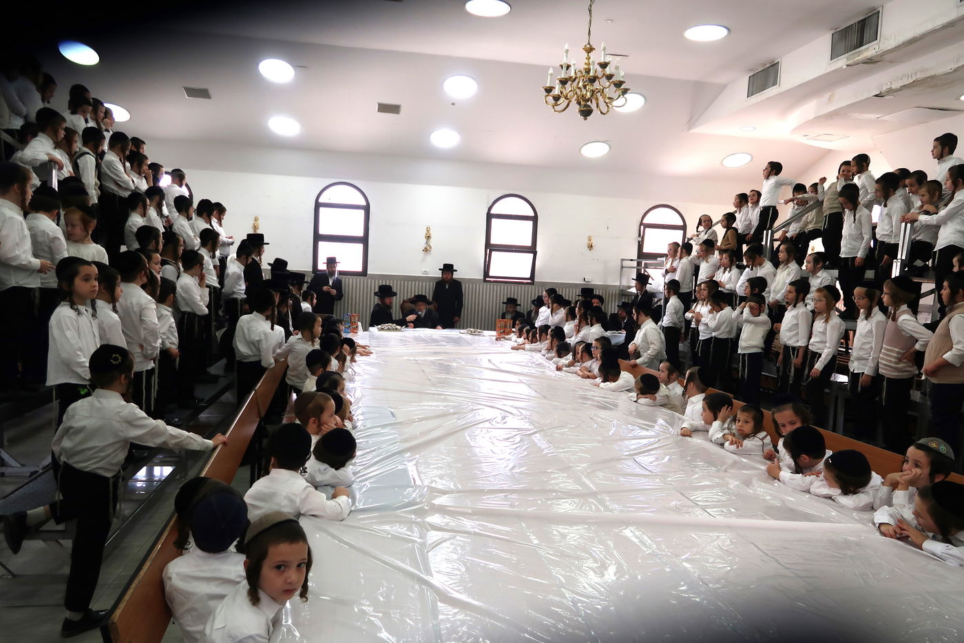 ילדי פינסק קרלין מקבלים דבש מהאדמו"ר