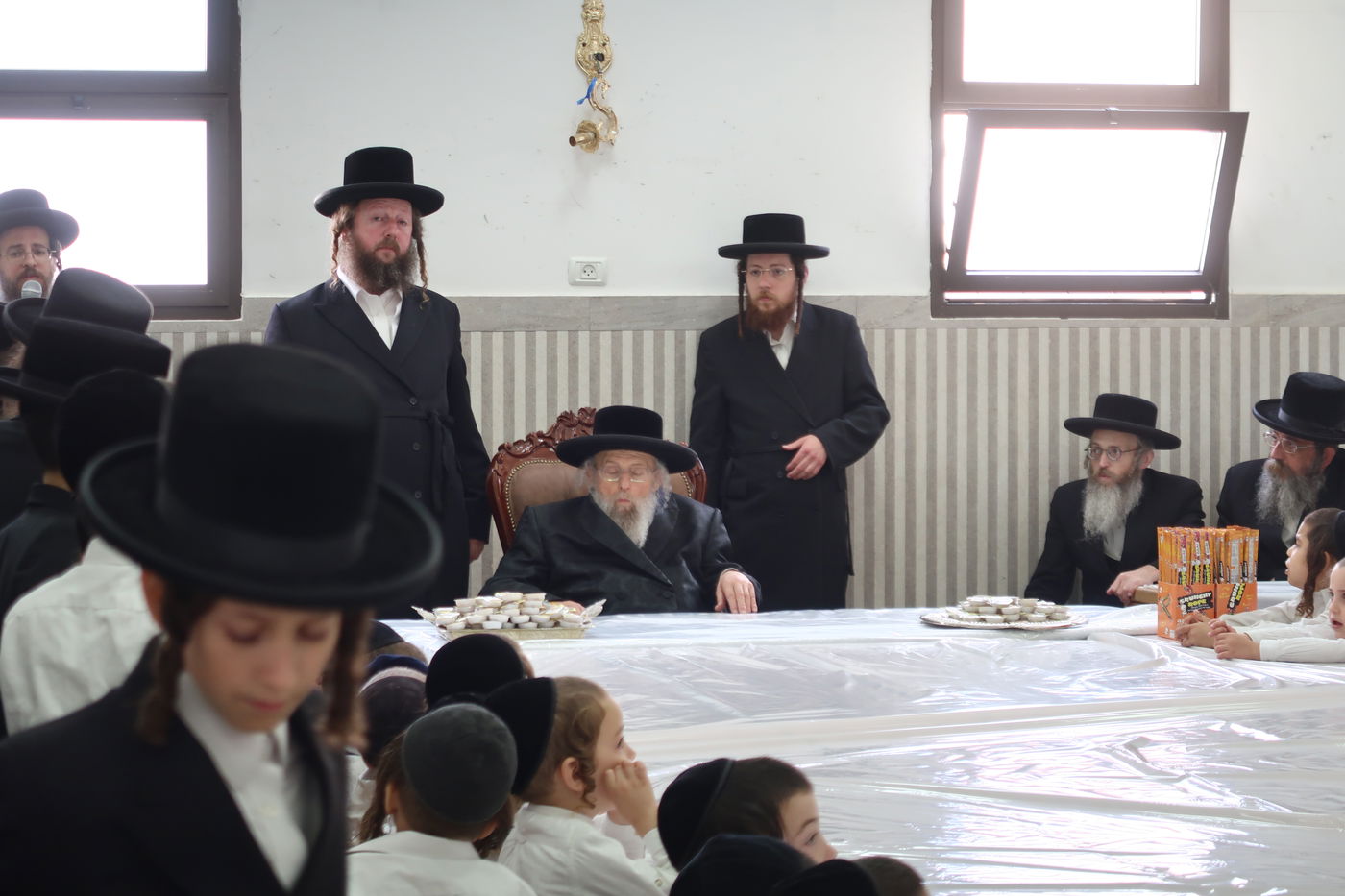 ילדי פינסק קרלין מקבלים דבש מהאדמו"ר