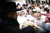 ילדי פינסק קרלין מקבלים דבש מהאדמו"ר