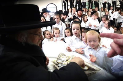 ילדי פינסק קרלין מקבלים דבש מהאדמו"ר