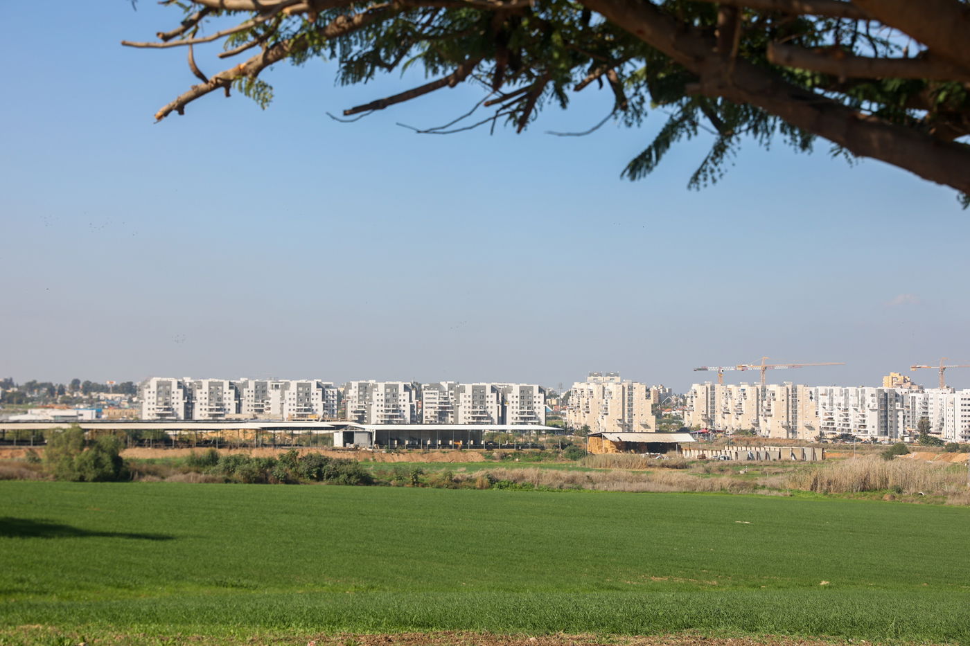 מהר הוברר כי המקום צר מלהכיל את המתיישבים הרבים שזרמו כל הזמן לשכונה