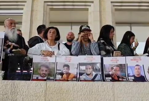 "אלוקים שלי, תפילה אחת יש לי אליך" | משפחות חטופים זעקו עם ההמונים בכותל