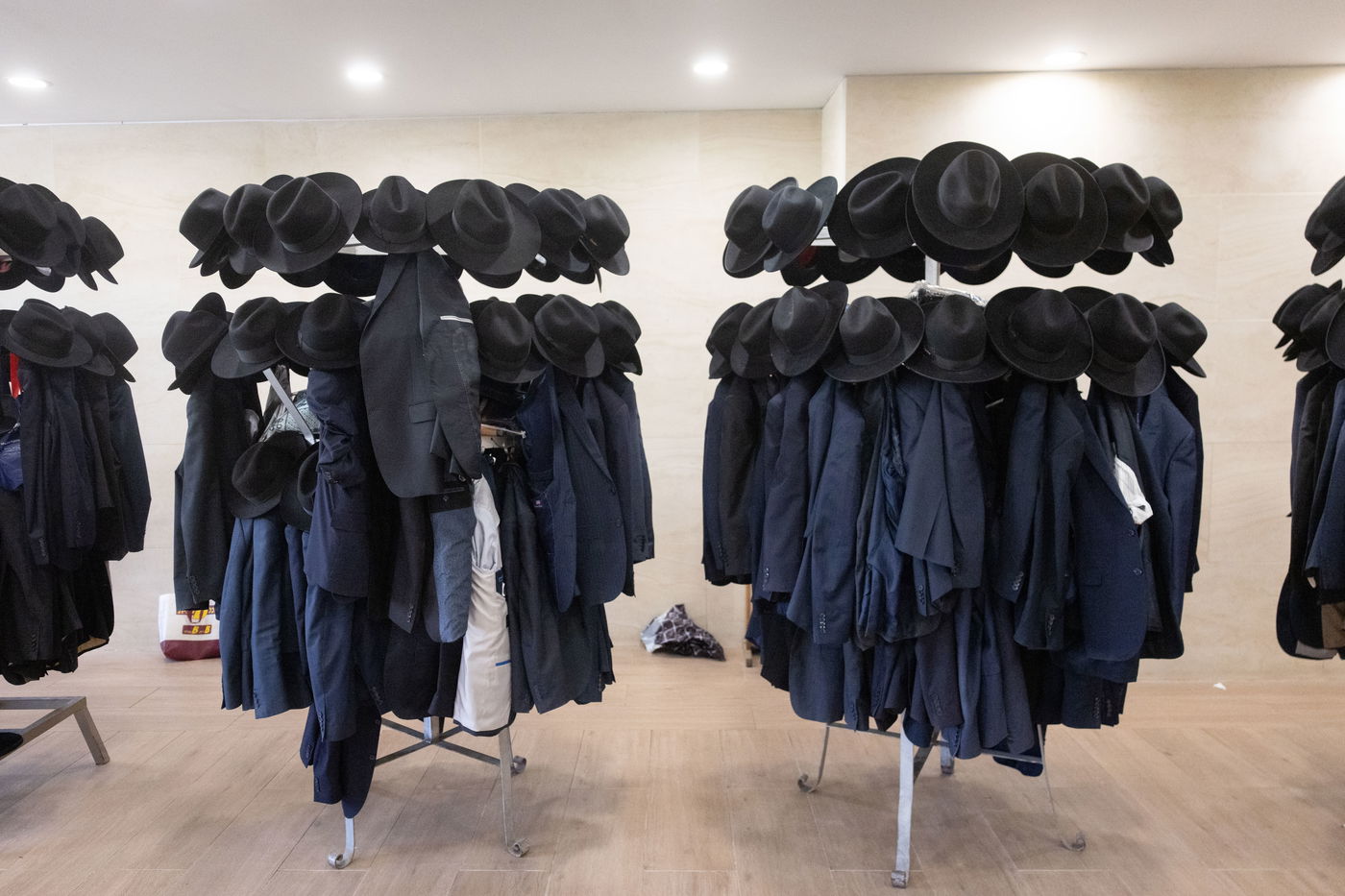 כובעים וחליפות בישיבת חברון