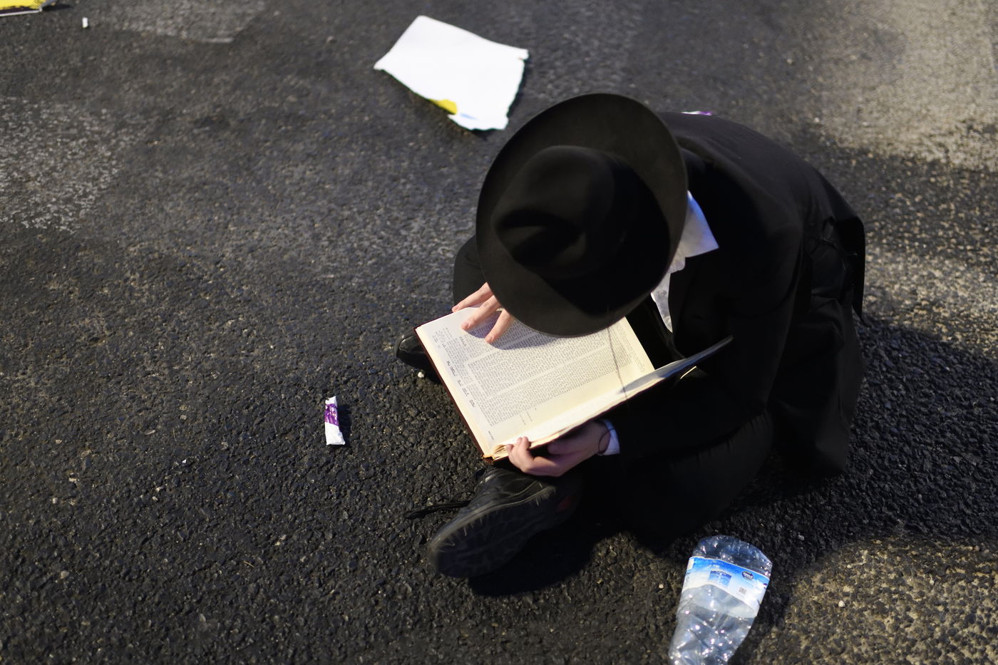 בחור חרדי לומד במהלך הפגנה נגד מעצר תלמידי ישיבה