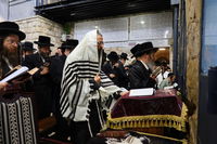 האדמו"ר מזוועהיל באמירת הסליחות במירון