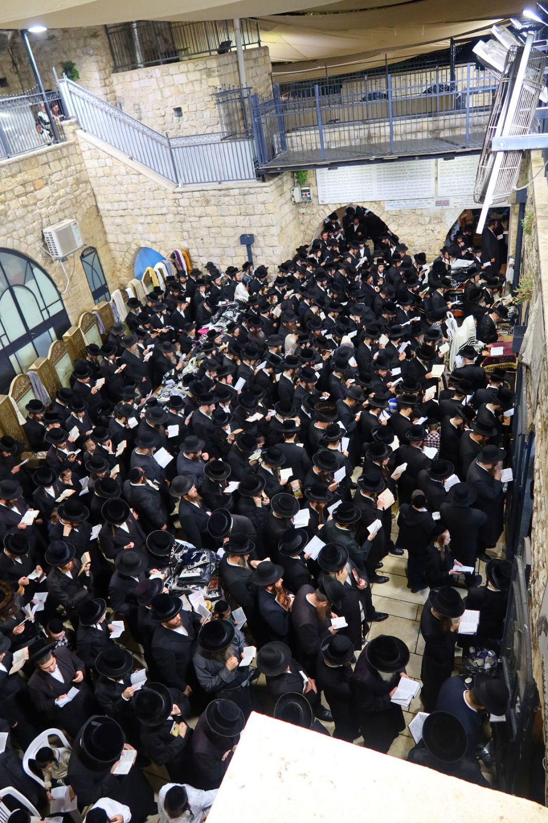 האדמו"ר מזוועהיל באמירת הסליחות במירון