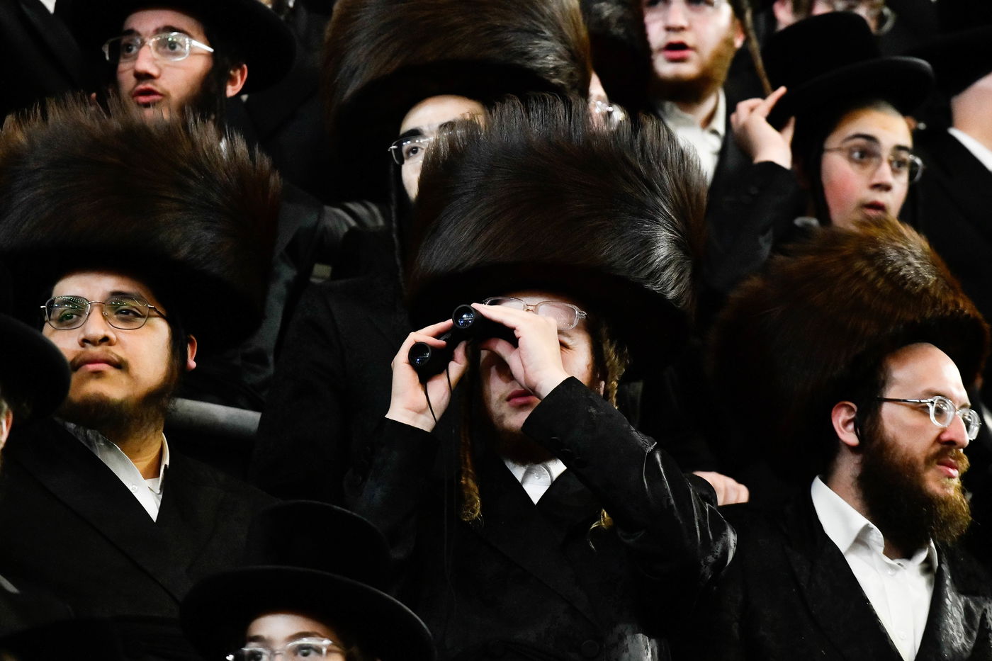 חסידים צופים במשקפות