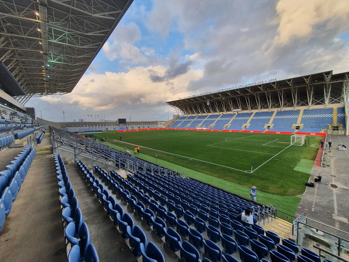 'אצטדיון המושבה' הוא האצטדיון הגדול והמפואר בארץ, ויכול להכיל בתוכו רבבות בני אדם