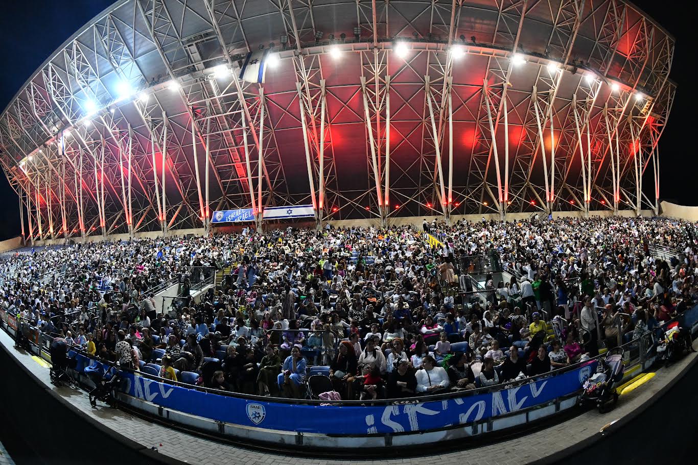  גדרי הצניעות נשמרים להפליא בכל מהלך החגיגה - כולל כניסות נפרדות 