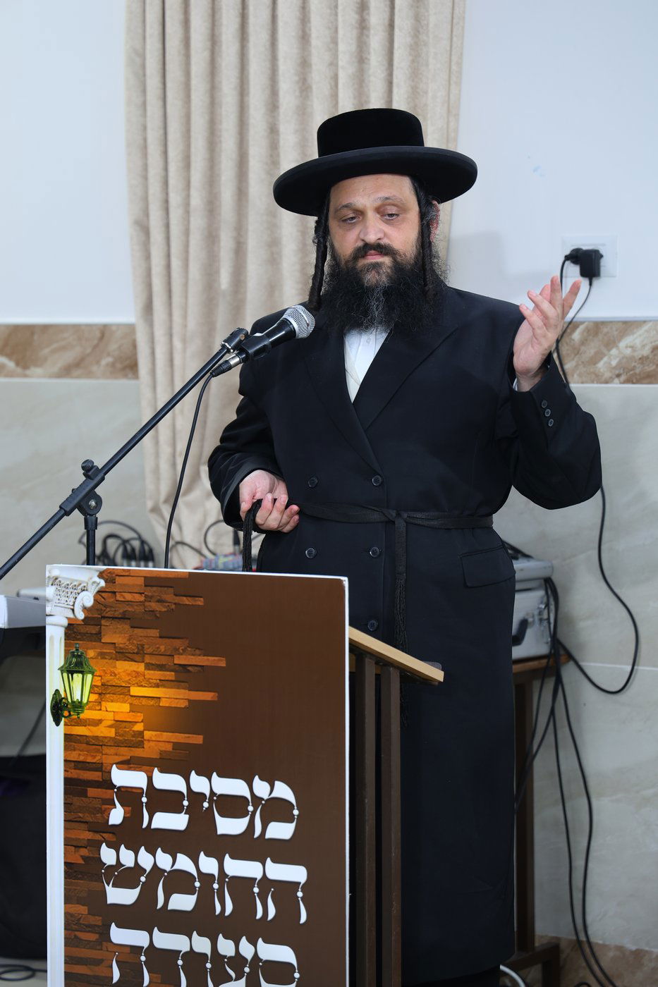 הרה"צ רבי אהרן שמואל דושינסקיא נואם