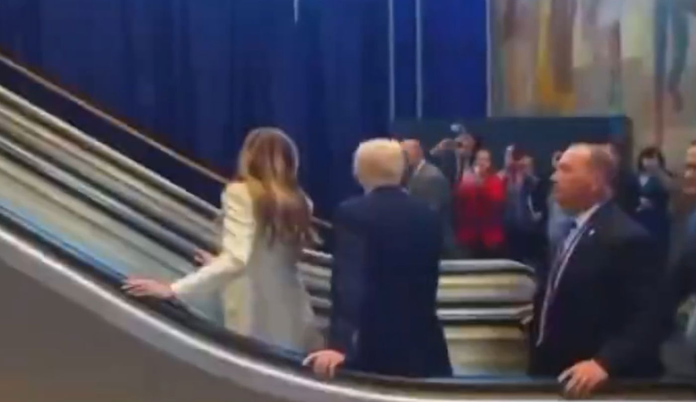 טראמפ ממתין במדריגות הנעות