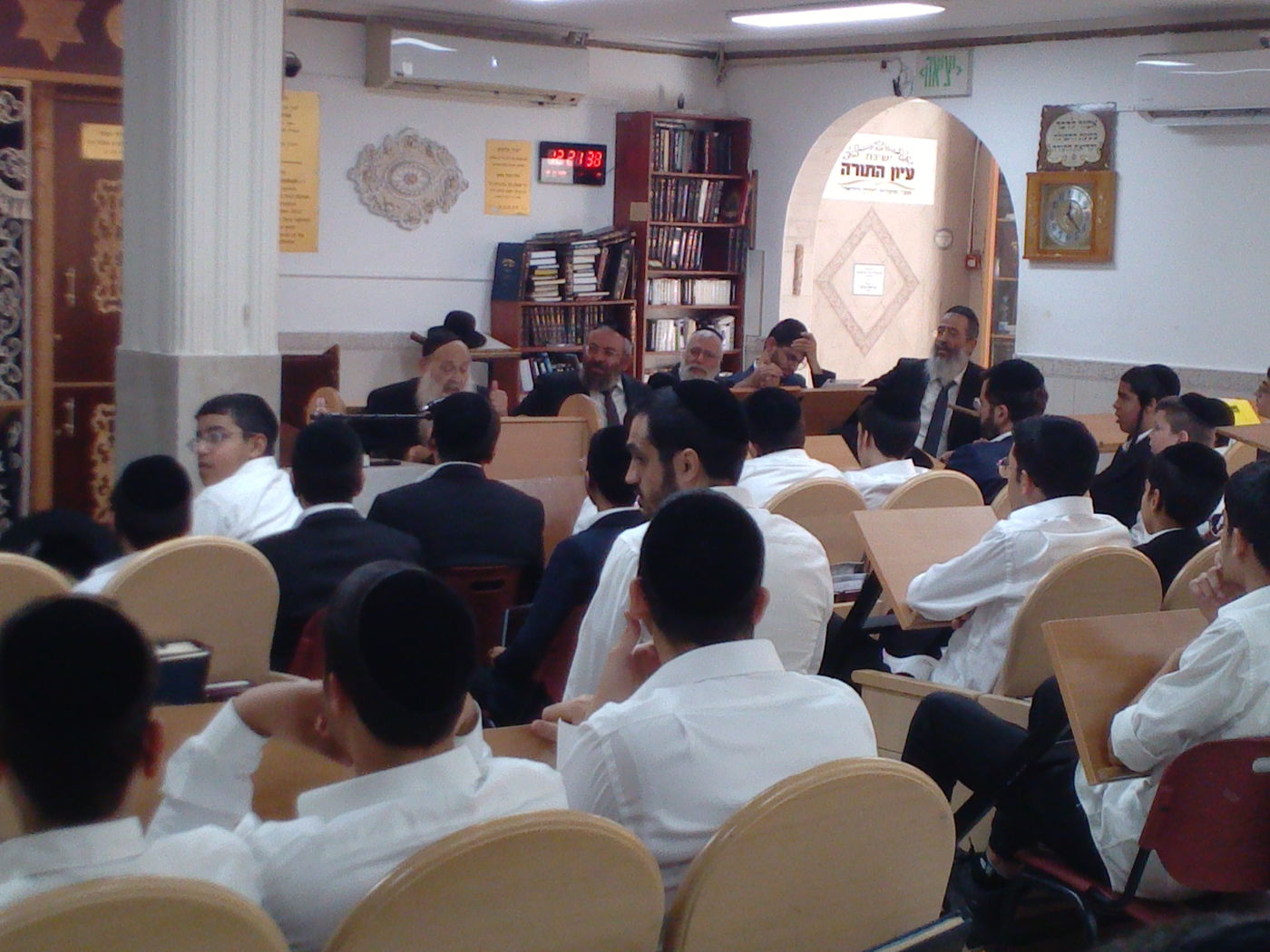 הגאון רבי משה מאיה בהיכל ישיבת 'תורה והוראה'